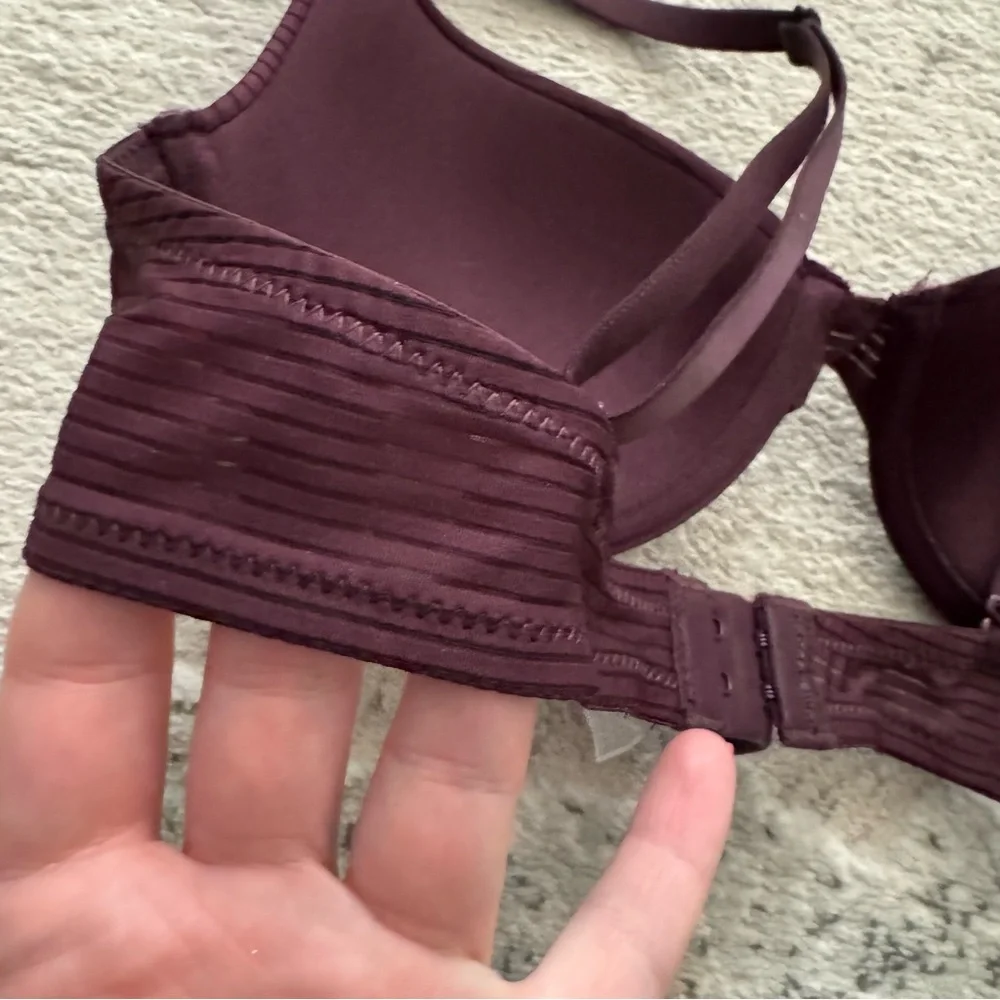 Like 🆕 Women’s Secret burgundy purple convertible t-shirt bra